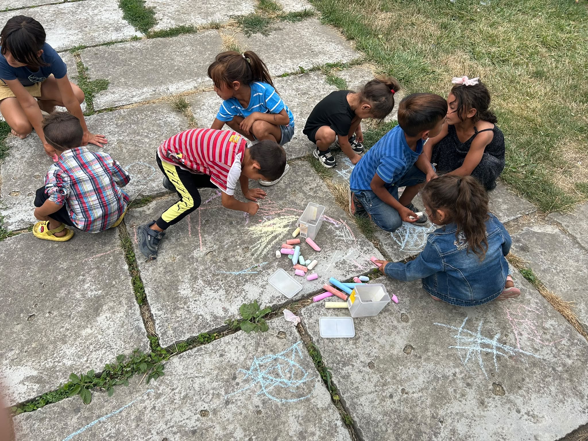 Kinderen zigeunerkamp stoepkrijt